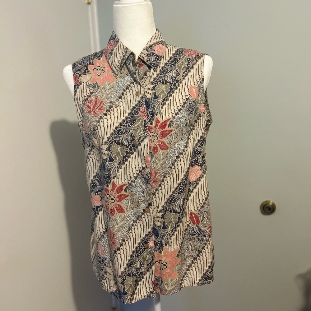 Liz Claiborne Button down sleeveless top w/collar , size medium, 100%silk